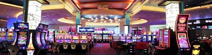 Roda roulette fisik dengan dealer live di studio angkabet124 menampilkan taruhan digital di samping